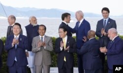 Para pemimpin negara-negara G7 dan negara-negara undangan berfoto bersama dalam pertemuan G7 di Hiroshima, Jepang, Sabtu, 20 Mei 2023. (Foto: Japan Pool via AP)