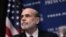 Ben Bernanke dijo que las tasas de interés deben mantenerse bajas para promover el crecimiento y reducir el desempleo.