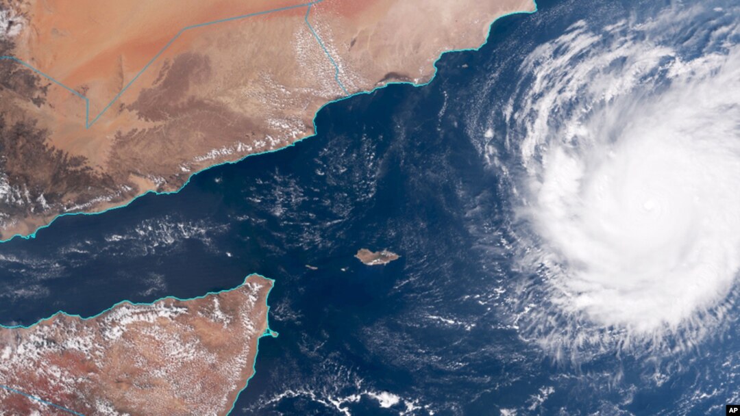 Foto satelit menunjukkan Topan Chapala saat mendekati semenanjung Arab menuju Yaman, Sabtu (31/10).