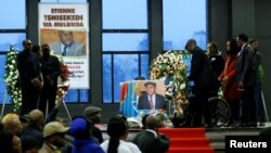 Lors d'une cérémonie à Bruxelles, des personnes se sont réunies pour rendre un dernier hommage à Etienne Tshisekedi, en Belgique, le 5 février 2017.