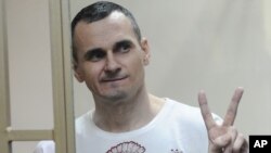 Український кінорежисер Олег Сенцов реагує на винесення вироку в суді у Ростові-на-Дону, Росія, 25 серпня 2015 року