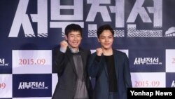 영화 '서부전선'의 주연배우 설경구(왼쪽)와 여진구가 25일 서울에서 열린 영화 제작보고회에서 포즈를 취하고 있다.