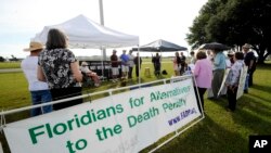 Sejumlah warga berkumpul menentang hukuman mati dalam aksi di depan penjara negara bagian Florida di Starke, Florida, pada 10 Juli 2014. (Foto: AP/Phil Sandlin)