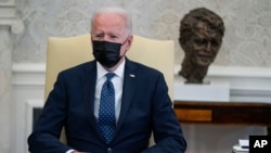 Presiden Joe Biden berbicara selama pertemuan dengan anggota Kongres Kaukus Hispanik, di Ruang Oval Gedung Putih, Selasa, 20 April 2021, di Washington. (Foto: AP)