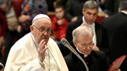 Paus Fransiskus saat beraudiensi dengan peziarah Santiago de Compostella di Basilika Santo Petrus di Vatikan, 19 Desember 2024. (Foto: Tiziana Fabi/AFP)