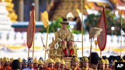 El recién coronado rey de Tailandia, Maha Vajiralongkorn, montado en un palanquín dorado cargado por soldados, en Bangkok, el domingo 5 de mayo de 2019. (AP Foto/Wason Wanichorn)