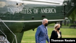 조 바이든(왼쪽) 미국 대통령이 부인 질 여사와 함께 델라웨어주 윌밍턴에서 주말을 보낸 뒤 25일 백악관에 복귀해 전용 헬기 '마린 원(Marine One)'에서 내리고 있다.