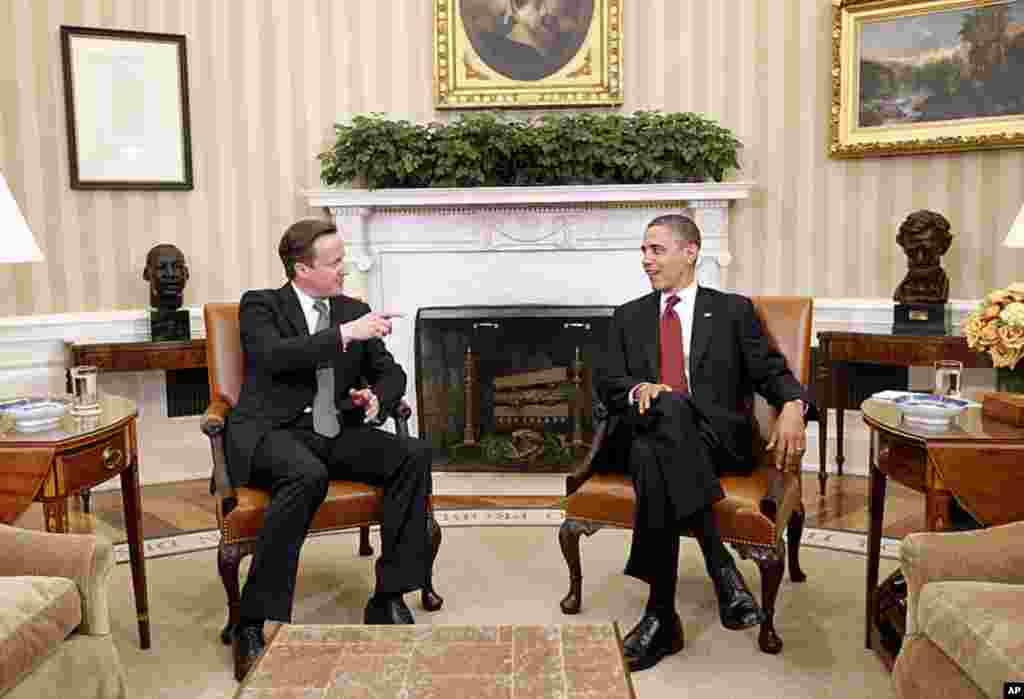 Tổng thống Barack Obama tiếp Thủ tướng Anh David Cameron tại Phòng Bầu dục, Tòa Bạch Ốc, 14 tháng 3 năm 2012. (AP) 