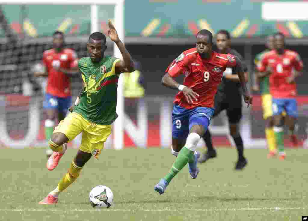 Mali&#39;s Boubacar Kiki Kouyate, left, controls the ball away from Gambia&#39;s Assan Ceesay during the soccer match between Gambia and Mali, Jan. 16, 2022.