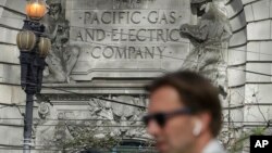 Un hombre cruza la calle frente al edificio de la empresa Pacific Gas & Electric en San Francisco, el jueves 10 de octubre de 2019. (Foto AP / Jeff Chiu)