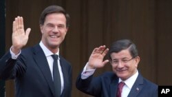 Turkish Prime Minister Ahmet Davutoglu (r) and his Dutch counterpart Mark Rutte in The Hague, Netherlands, Feb. 10, 2016.