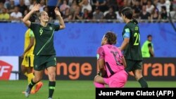 Les attaquantes australiennes Caitlin Foord (G) et Samantha Kerr après leur 4e but lors du match Jamaïque / Australie de la Coupe du Monde Féminine de Football le 18 juin 2019 à Grenoble en France.