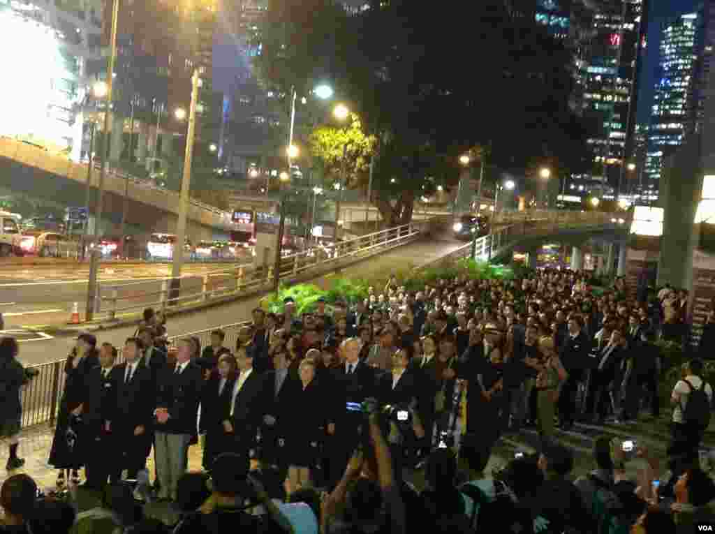 香港法律界举行反人大释法黑衣静默游行（美国之音海彦拍摄）