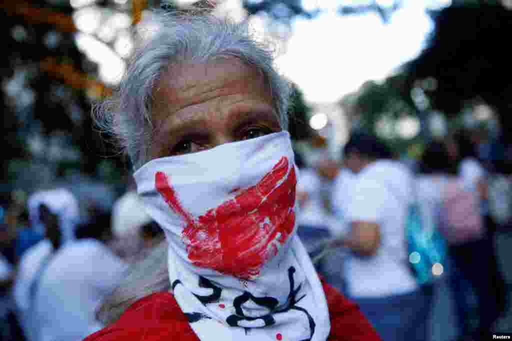 Venezolanos opositores al gobierno de Nicolás Maduro participaron de una vigilia, el domingo 1 de diciembre, para protestar, explicaron, por el encarcelamiento injusto de personas inocentes.