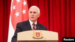 លោក ​Mike Pence អនុ​ប្រធានាធិបតី​សហរដ្ឋ​អាមេរិក ថ្លែង​ក្នុង​សន្និសីទ​សារព័ត៌មាន​នៅ​វិមាន​ Istana ក្នុង​ប្រទេស​សិង្ហបុរី កាល​ពិ​ថ្ងៃទី​១៦ វិច្ឆិកា ២០១៨។