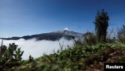 ARCHIVO - Vapor y gases salen del cráter del volcán Nevado del Ruiz, luego de que las autoridades declararan alerta naranja para el área y pidieran a los residentes cercanos que evacuaran como medida preventiva, visto desde Cerro Guali, Colombia, el 19 de abril de 2023.