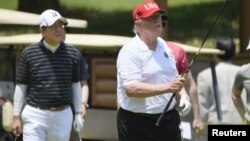 El presidente de EE.UU.,Donald Trump, y el primer ministro de Japón, Shinzo Abe, juegan golf en el Country Club Mobara, en la prefectura de Chiba, Japón, el 26 de mayo de 2019. Foto de la agencia Kyodo. 