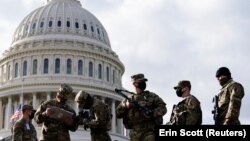 Tentara Garda Nasional AS mengamankan Gedung Capitol di Washington DC, Minggu (17/1). 