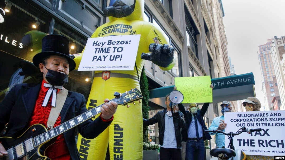 Aksi unjuk rasa di luar apartemen pendiri Amazon Jeff Bezos, di New York City, AS, 17 Mei 2021. (REUTERS/Brendan McDermid)