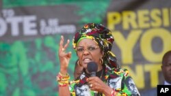 L’ex première dame du Zimbabwe, Grace Mugabe, s’adresse aux partisans du parti lors d’un rassemblement de la ZANU PF à Chinhoyi, le 29 juillet 2017. 