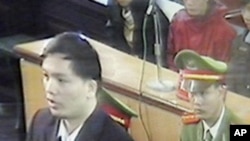 Human rights lawyer Nguyen Van Dai, left, during a trial at Appeal Court of Vietnam People's Supreme Court in Hanoi, Vietnam as his fellow human rights lawyer Le Thi Cong Nhan, right, looks on (File)