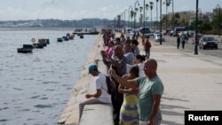 ARCHIVO - La gente se reúne para observar el submarino ruso de misiles de crucero de propulsión nuclear Kazán y la fragata Almirante Gorshkov (no en la foto) durante su salida de la bahía de La Habana, Cuba, el 17 de junio de 2024.