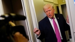 دونالد ترامپ در حال گفت‌وگو با خبرنگاران همراه در هواپیمای مخصوص رئیس‌جمهور