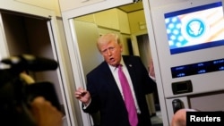 دونالد ترامپ در حال گفت‌وگو با خبرنگاران در هوایپمای ایرفورس وان