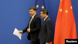 歐盟貿易專員東布羅夫斯基斯和中國副總理何立峰在北京共同舉行記者會。（2023年9月25日）
