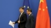 欧盟委员会副主席瓦尔迪斯·东布罗夫斯基斯（Valdis Dombrovskis，左）9月底访问中国。（路透社）