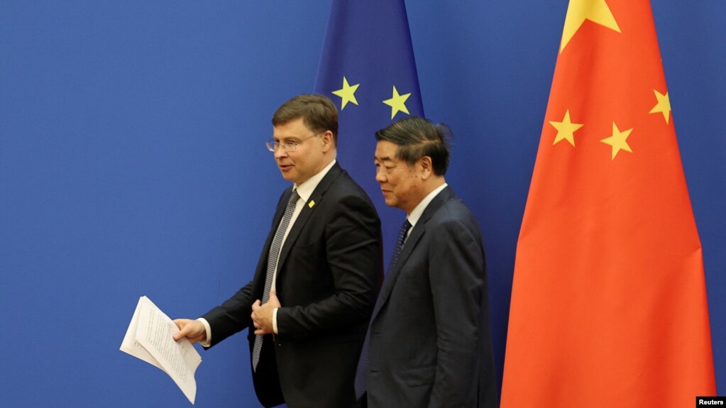 资料照片：欧洲委员会执行副主席东布罗夫斯基斯在北京和中国副总理何立峰举行记者会。（2023年9月25日）(photo:VOA)