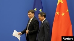 资料照片：欧洲委员会执行副主席东布罗夫斯基斯在北京和中国副总理何立峰举行记者会。（2023年9月25日）