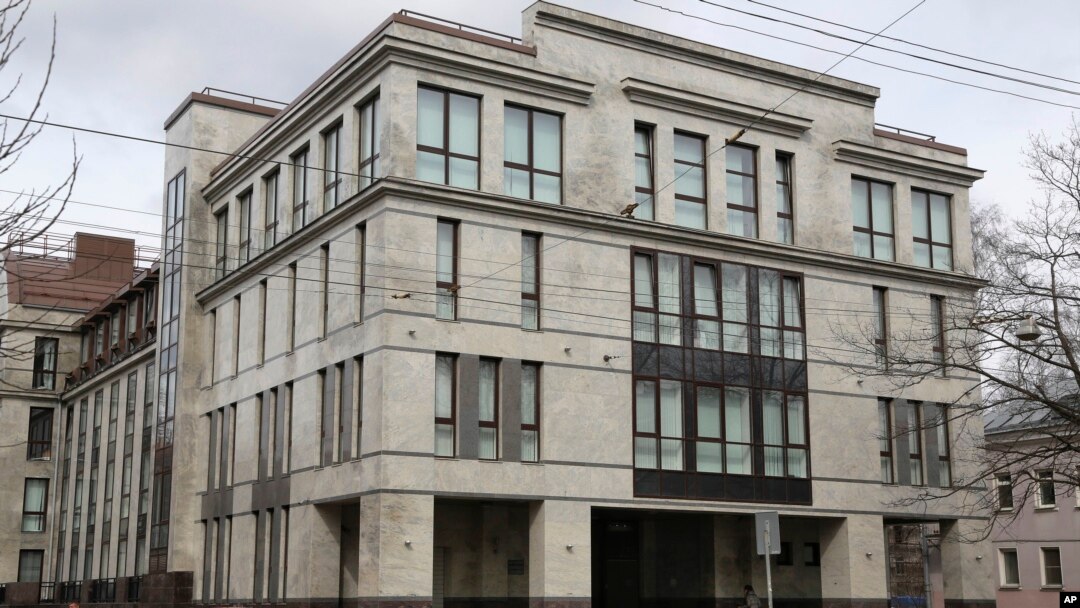 Cet immeuble de quatre étages connu comme "l'usine à trolls" pro-Poutine à Saint-Pétersbourg, en Russie, abrite des centaines de jeunes employés s’activant jour et nuit pour inonder l'internet de messages.