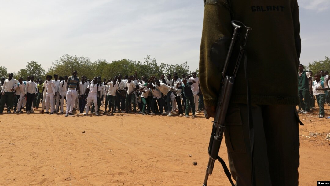 Seorang personel keamanan berjaga di sebuah sekolah di Damaturu, Nigeria, 26 Februari 2018. (Foto: Afolabi Sotunde/Reuters)