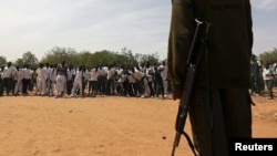 Seorang personel keamanan berjaga di sebuah sekolah di Damaturu, Nigeria, 26 Februari 2018. (Foto: Afolabi Sotunde/Reuters)