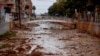 Una persona cruza la quebrada de La Saleta, recientemente desbordada tras fuertes lluvias en Aldaia, Valencia, España, el 13 de noviembre de 2024.