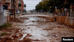 Una persona cruza la quebrada de La Saleta, recientemente desbordada tras fuertes lluvias en Aldaia, Valencia, España, el 13 de noviembre de 2024.