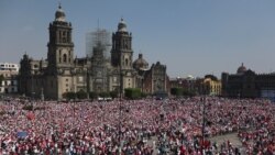 Miles de personas salieron a las calles en México con el lema "Por nuestra democracia"