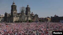 Grupos de oposición mexicanos realizan una protesta en Ciudad de México el 18 de febrero de 2024 contra el gobierno del presidente Andrés Manuel López Obrador, llamando a "defender la democracia".