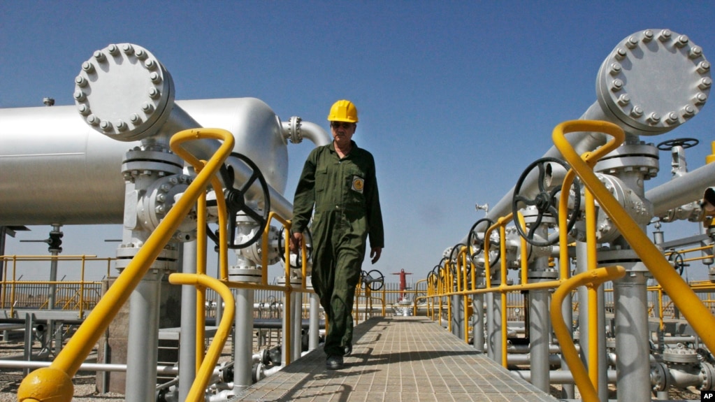 资料照片：伊朗德黑兰西南部一家油田的石油分离设施(2008年4月15日）(photo:VOA)
