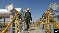 资料照片：伊朗德黑兰西南部一家油田的石油分离设施(2008年4月15日）