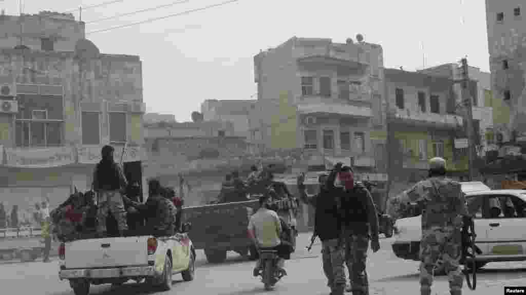 Free Syrian Army fighters head towards Al Fu&#39;ah and Kefraya towns in northern Idlib, Syria, March 31, 2013. 