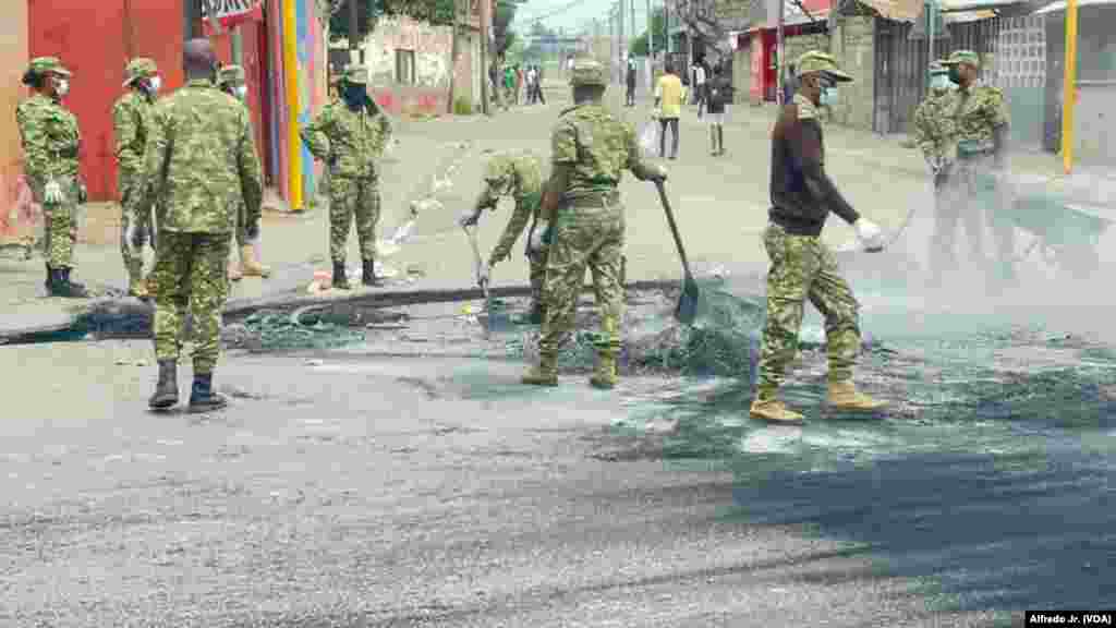 Militares limpam ruas de Maputo, após manhã de protestos. 7 de novembro, 2024