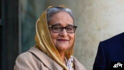 ফাইল ছবি-বাংলাদেশের প্রধানমন্ত্রী শেখ হাসিনা ওয়াজেদ প্যারিস শান্তি ফোরাম শীর্ষ সম্মেলনের পার্শ্ব দ্বিপাক্ষিক আলোচনার জন্য ফ্রান্সের প্রেসিডেন্ট ইম্যানুয়েল ম্যাক্রোঁর সাথে দেখা করতে প্যারিসের এলিসি প্রাসাদে। (ফাইল ছবি-এপি/মিশেল অয়লার)