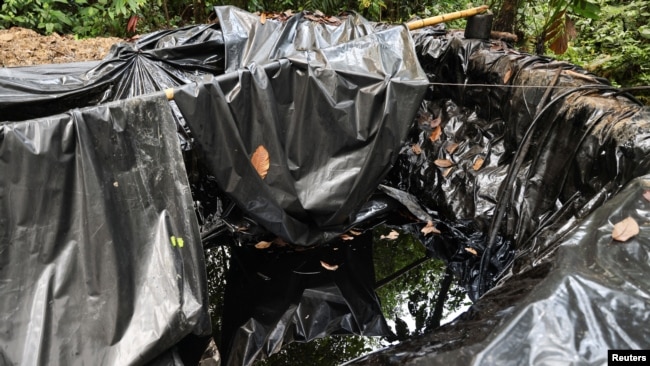 Una piscina improvisada de crudo robado de un oleoducto cercano por grupos ilegales para la producción de un combustible artesanal llamado "Pategrillo", utilizado para la producción de cocaína, en Tumaco, Colombia, el 8 de septiembre de 2022. REUTERS/Luisa González