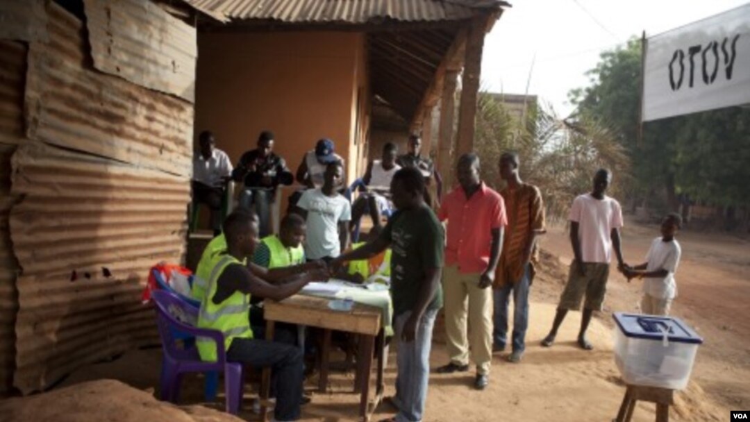 Suasana di salah satu TPS di Bissau, Guinea-Bissau (18/3).