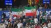 برخی از تماشاگران ایرانی با پرچم شیر و خورشید در ورزشگاه حاضر شده بودند