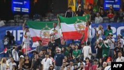 برخی از تماشاگران ایرانی با پرچم شیر و خورشید در ورزشگاه حاضر شده بودند