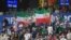 برخی از تماشاگران ایرانی با پرچم شیر و خورشید در ورزشگاه حاضر شده بودند