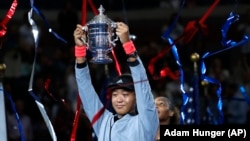 Japanka Naomi Osaka sa trofejem namenjenom pobednici Ju Es Opena (Foto: AP/Adam Hunger)